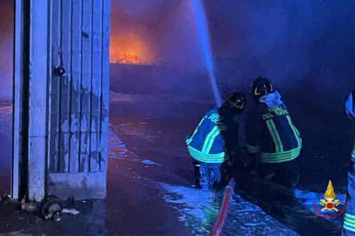 Milano, maxi incendio devasta un capannone di materiali elettrici
