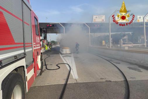 Verona, auto prende fuoco al casello autostradale Verona Nord