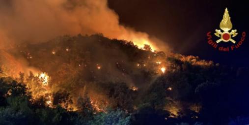 Emergenza incendi boschivi sud Italia: da domenica effettuati 3.232 interventi dai Vigili del fuoco