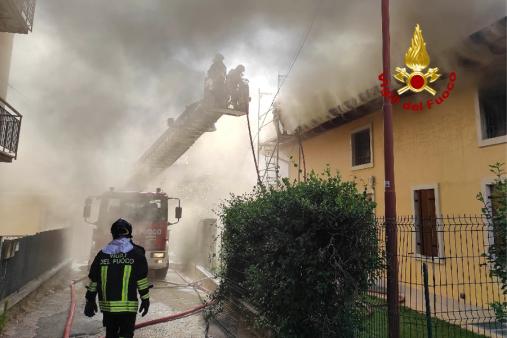Verona, abitazione in fiamme a Negrar di Valpollicella: una persona intossicata