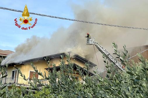 Verona, abitazione in fiamme a Negrar di Valpollicella: una persona intossicata
