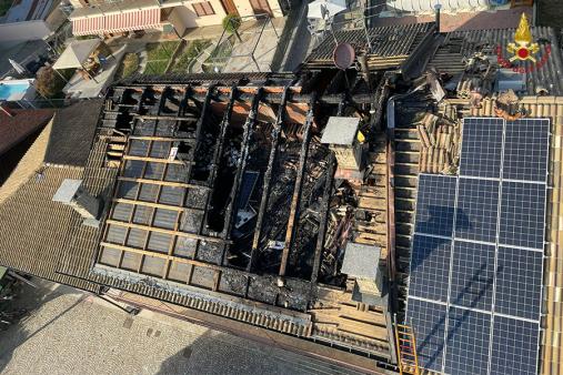 Torino, incendio divampa dal tetto di un'abitazione a Castagnole: Vigili del fuoco sul posto