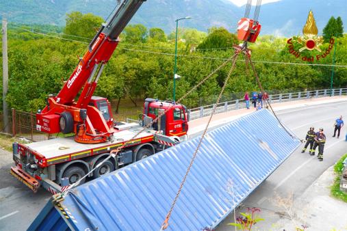 Avellino, camion si incastra sotto al ponte e perde il carico sulla SS 574