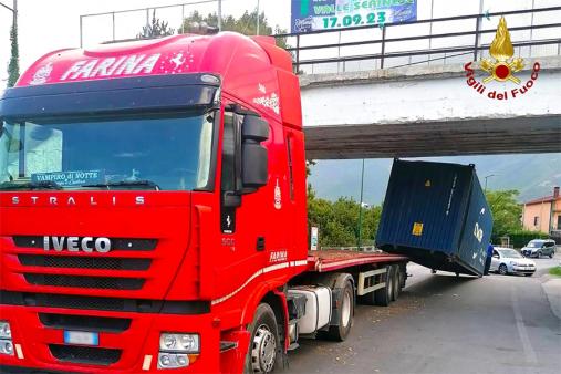 Avellino, camion si incastra sotto al ponte e perde il carico sulla SS 574