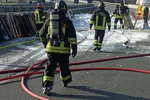 Parma, incendio autoarticolato carico di bancali in legno