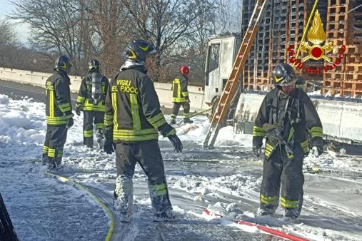 Parma, incendio autoarticolato carico di bancali in legno