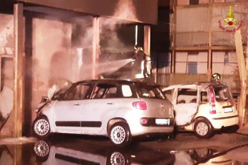 Avellino, tre auto e un camper in fiamme in via Di Capua. Evacuata una palazzina