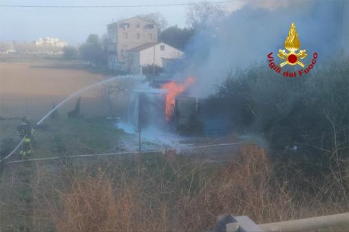 Fermo, a fuoco un deposito agricolo in via Nazionale