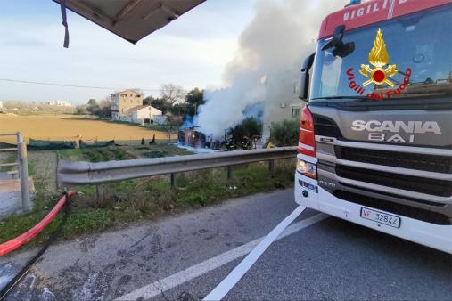 Fermo, a fuoco un deposito agricolo in via Nazionale