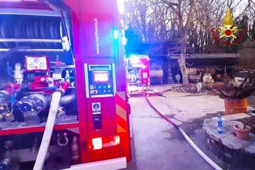 Avellino, Vigili del fuoco al lavoro per ore per l'incendio di un deposito agricolo a Fontanarosa