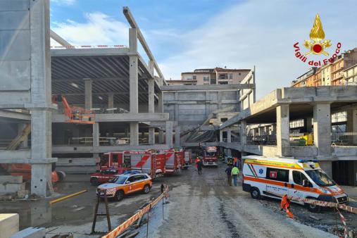 Firenze, crollo solaio in cantiere edile. Soccorsi dai Vigili del fuoco due operai tra le macerie