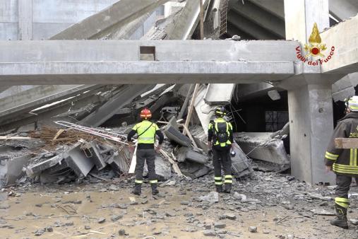 Firenze, crollo solaio in cantiere edile. Soccorsi dai Vigili del fuoco due operai tra le macerie