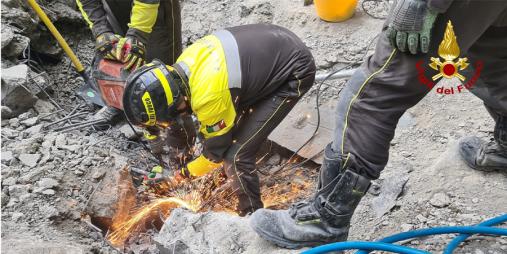 Firenze, proseguono senza sosta le ricerche dell'ultimo operaio disperso