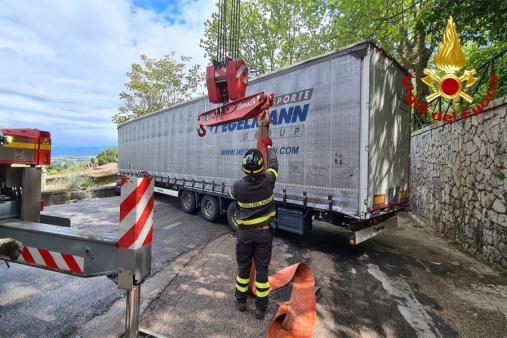 Terni, autoarticolato rimane incastrato durante una manovra sulla SS 3 Flaminia
