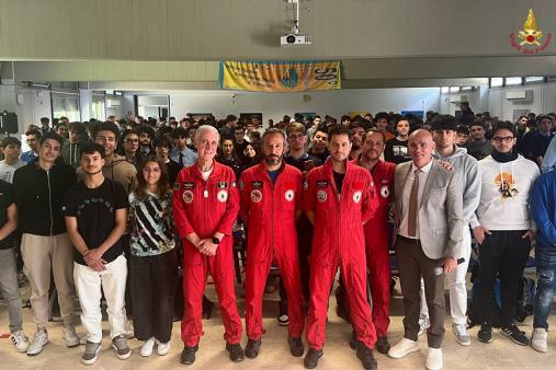 Gli elicotteristi dei Vigili del fuoco con i ragazzi dell'istituto Ferrarin