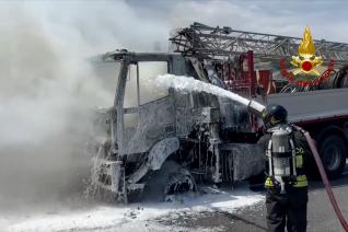 incendio Vigili del fuoco spengono incendio di un autocarro sulla A14
