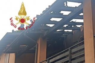 Immagine descrittiva dell'incendio scatenato sul tetto