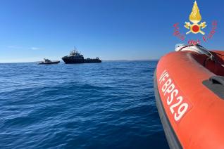 I mezzi dei Vigili del fuoco impegnati nell'esercitazione in mare al largo del porto di Crtone