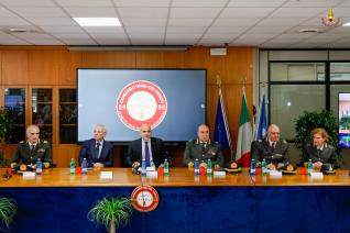 Presentazione del Premio Del Giudice al comando di Napoli. Al centro il sottosegretario Prisco, alla sua destra il prefetto Visconti, allas ua sinistra il Capo del Corpo Mannino