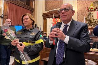 La consegna del premio da parte del Prefetto F. Russo