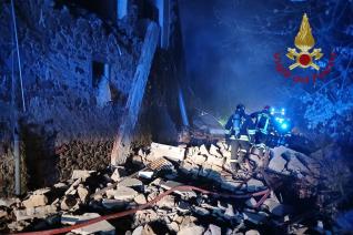 I Vigili del fuoco sul luogo del crollo della palazzina in provincia di Arezzo