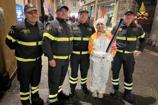 Lucrezia Magistris con il comandante VF di Pavia