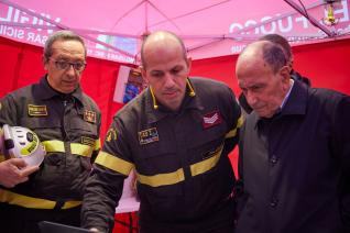 Il presidente della regione Schifani nella tenda comando dei Vigili del fuoco