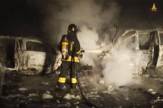 Vigili del fuoco spengono l'incendio nella gallweria del Seminario sulla SS63 nel reggiano