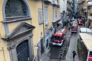 I mezzi dei vigili del fuoco impegnati nello spegnimetno dell'incendio del teatro Sannazaro di Napoli