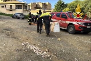 Vigili del fuoco dopo il recupero della croce di Niscemi crollata dopo la frana del 25 gennaio 2026