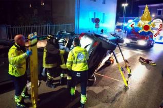 Vigili del fuoco in via Verdi a Macerata intervenuti per un'auto ribaltata