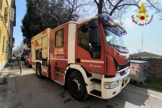 I Vigili del fuoco intervenuti in via Mura Torelli a Faenza per l'esplosione in una palazzina