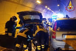 Vigili del fuoco in azione in galleria a Ponte a Moriano