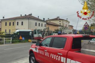 L'intervento dei vigili del fuoco per la fuga di gas a Monticello Conte Otto