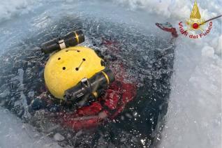 Sommozzatori dei Vigili del fuoco impegnati nell'eservitazione nella acque ghiacciate del lago Fedaia