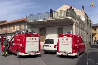 Vigili del fuoco impegnati a Ragalna, nel catanese, in sopralluoghi di verifica dopo il sisma