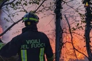 I Vigili del fuoco impegnatio nello spegnimento dell'incendio dei boschi sopra Laveno