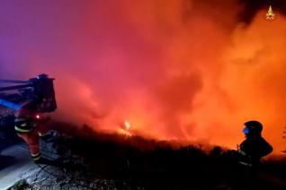 I Vigili del fuoco al lacoro per arginare le fiamme che hanno bruciato i boschi a Serrara Fontana sull'isola di Ischia