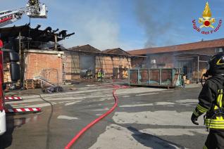 Operazioni di spegnimento in un capannone industriale