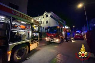 Vigili del fuoco portano in salvo con l'autoscala due persone dal terrazzo della loro abitazione