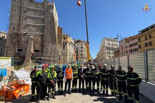 Il sindaco di Roma Gualtieri, il preetto Giannini e il Capo del Corpo Mannino alla Torre dei Conti con il personale dei Vigili del fuoco impegnati nella messa in sicurezza dell'edificio storico