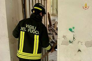 Vigili del fuoco impegnati nel soccorso agli operai caduti dopo il crollo del solaio nella ex caserma Pepe al Lido di Venezia