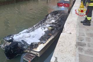 Incendio barchino Venezia