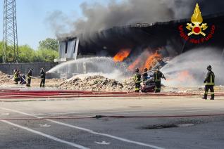 Vigili del fuoco al lavoro per l'incendio scoppiato in uno stabilimento a Vicopisano