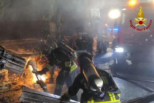 Vigili del fuoco impegnati nelle operazioni di spegnimento dell'incendio del mezzzo pesante sulla A14