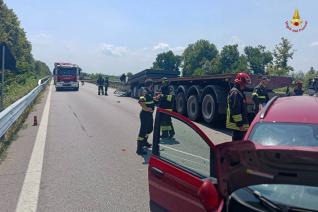 L'intervento dei vigili del fuoco per l'incidente sulla SS 309 Romea