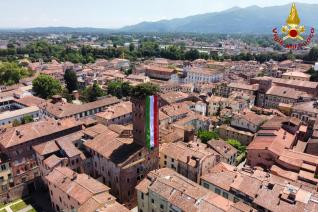 Ticolore sulla torre Guinigi