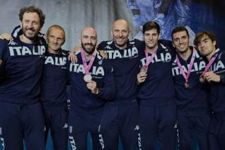 Squadra di spada con staff tecnico (fonte Augusto Bizzi)