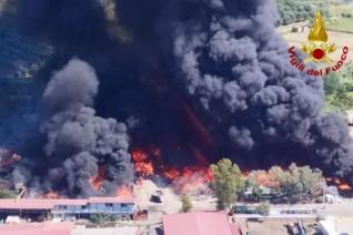 L'incendio nell'azienda di Palmi che si occupa di smaltimento rifiuti ripreso dall'alto