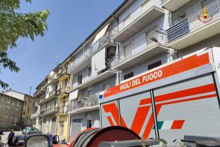 Vigili del fuoco al lavoro dopo l'esplosione in un appartamento di una palazzina a San Giovanni in Fiore